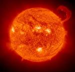 Wyrzut materii przez słońce  [zdjęcie wykonane przez SOHO]