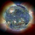 Pole magnetyczne na Słońcu  Zdjęcie powstało przez nałożenie kilku warstw przedstawiających Słońce w różnych zakresach światła